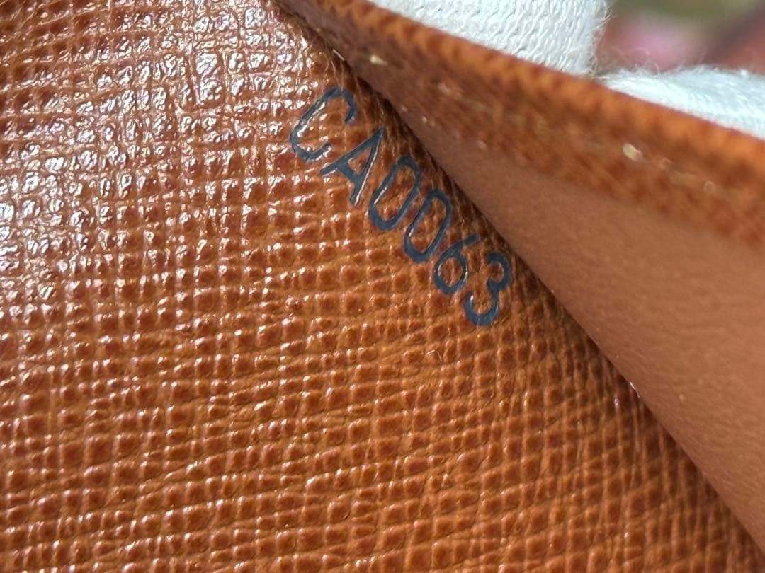 美品！LOUIS VUITTONルイヴィトン　がま口付き二つ折り財布
