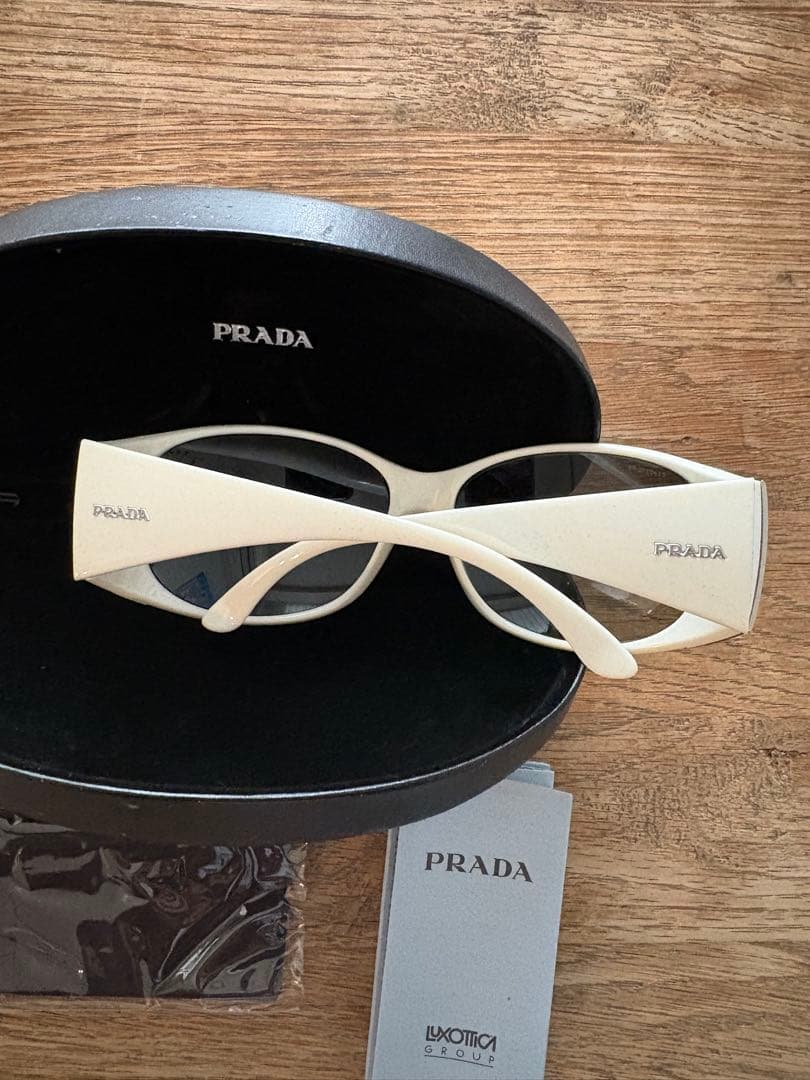 PRADA ホワイト ラウンド型サングラス