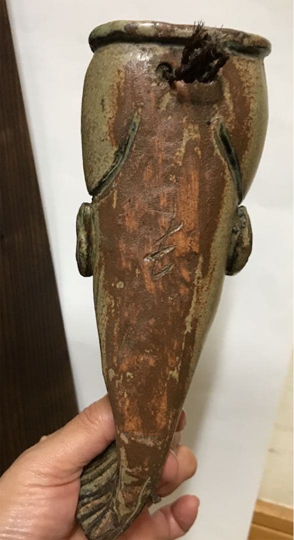 ナマズの掛け花入れ