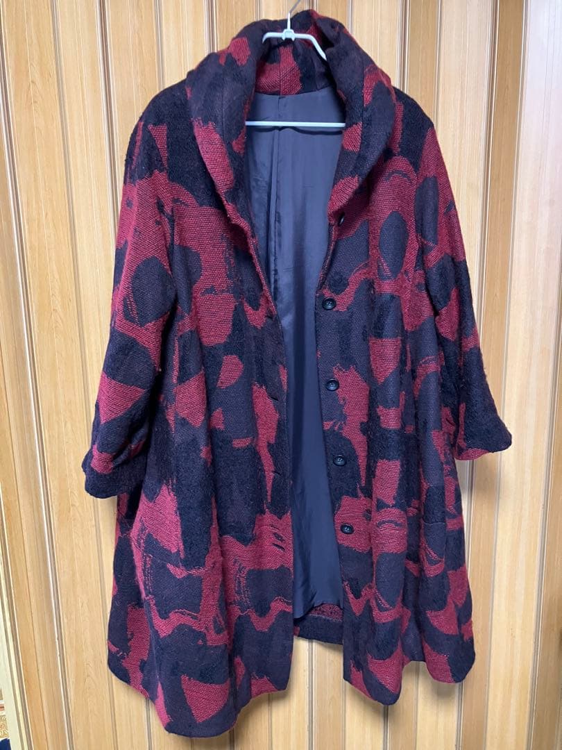今月末迄の最終価格美品センソユニコ慈雨赤と黒の抽象模様ロングコート