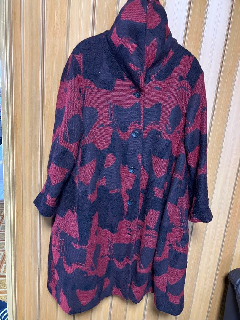 今月末迄の最終価格美品センソユニコ慈雨赤と黒の抽象模様ロングコート