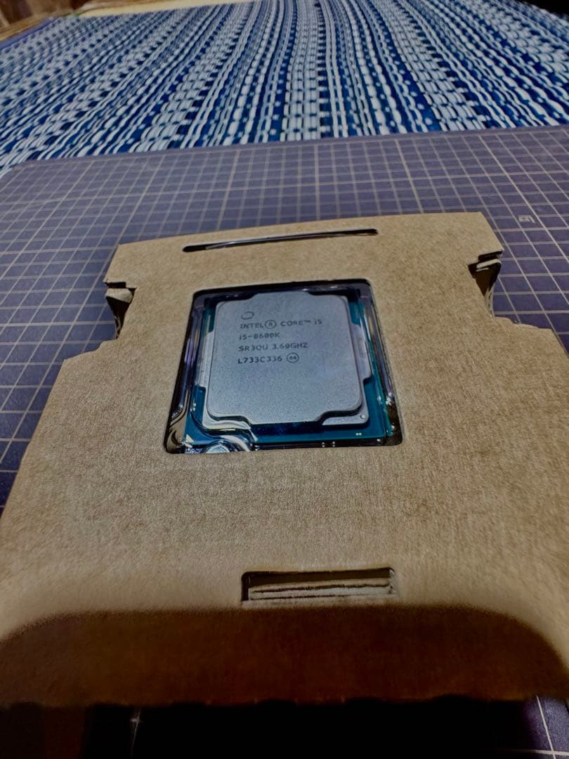Intel Core i5-8600K CPU LGA1151 動作確認済み