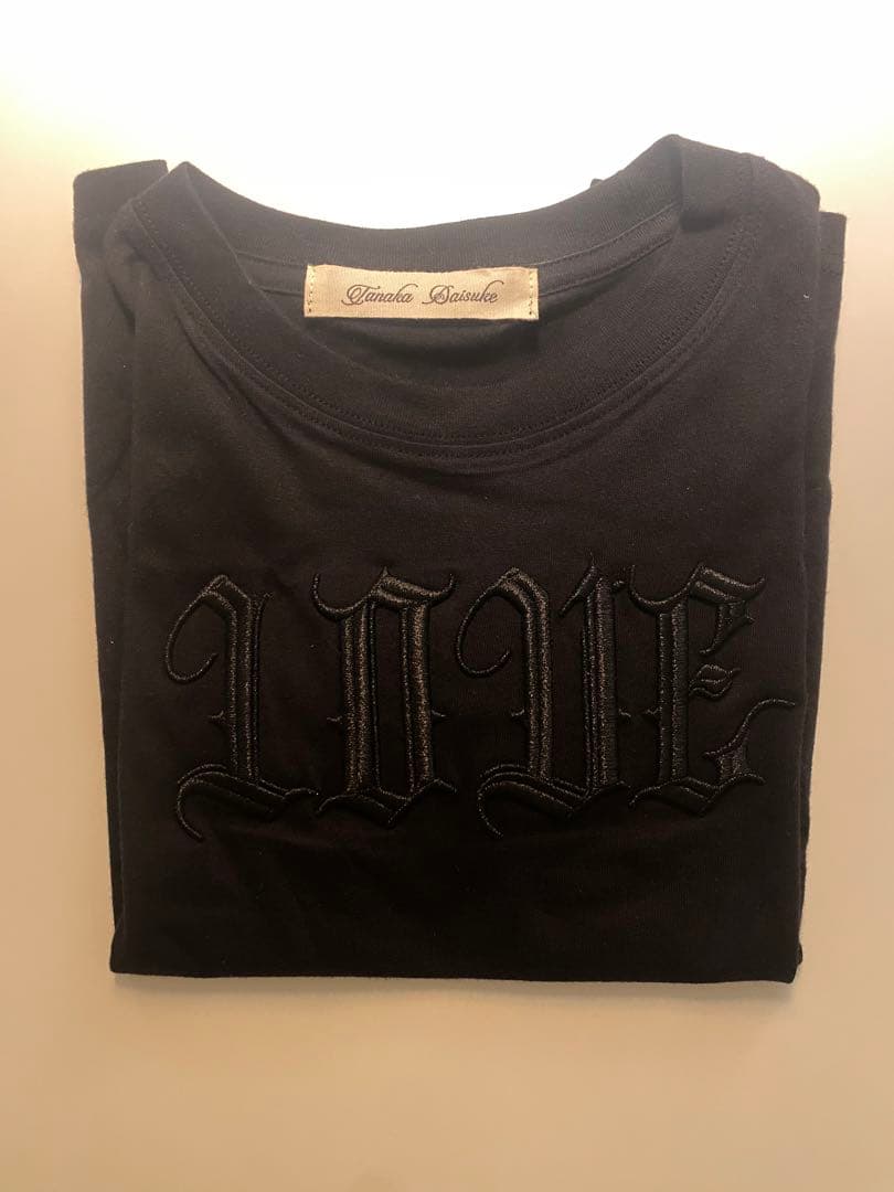 Tanaka daisuke LOVE刺繍入りブラックTシャツ