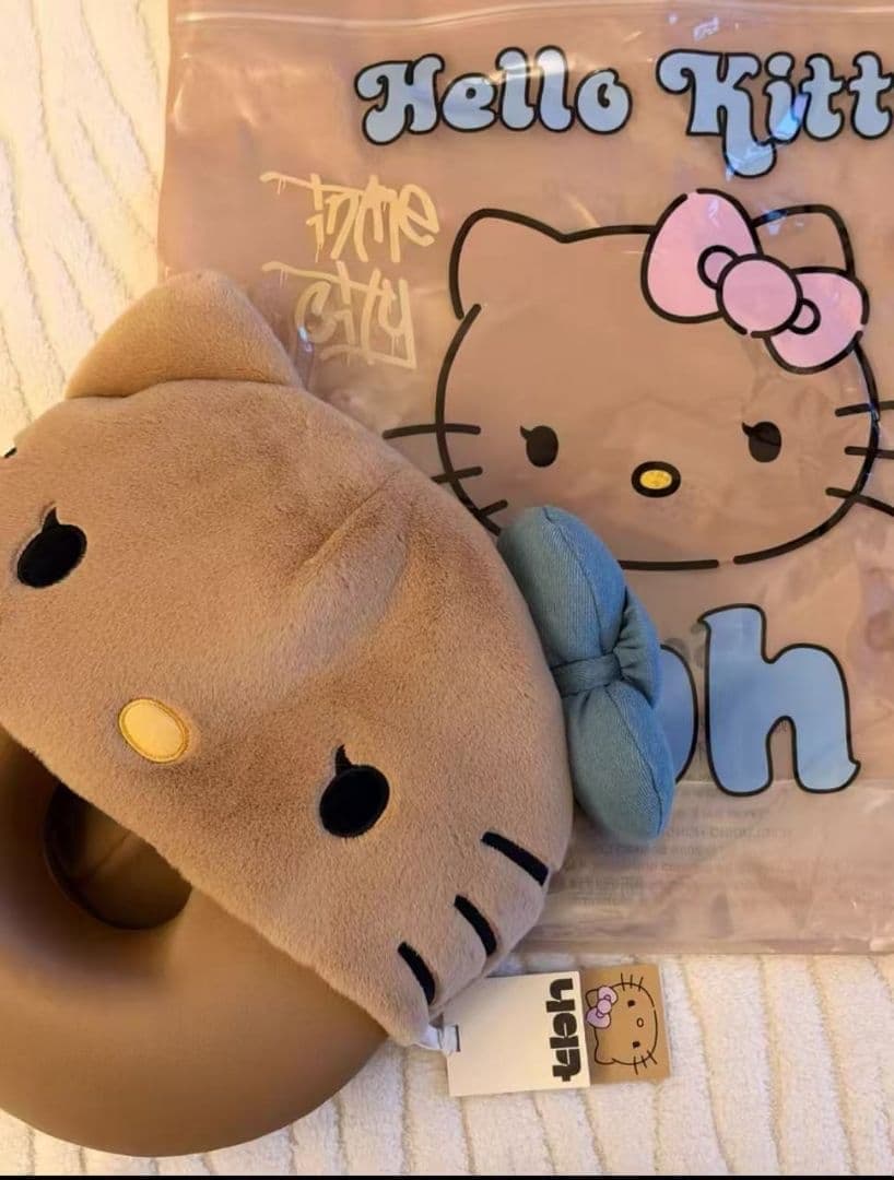 新品　公式正規品　海外限定ハローキティ x TBH ネックピロー