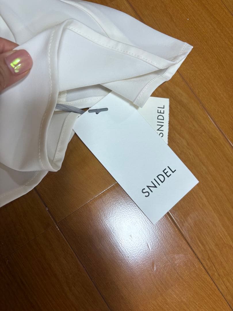 新品未使用タグ付き★SNIDEL タックペプラムベアTOPS ホワイト