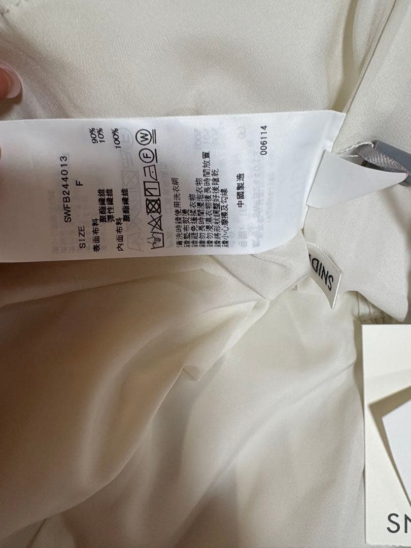 新品未使用タグ付き★SNIDEL タックペプラムベアTOPS ホワイト