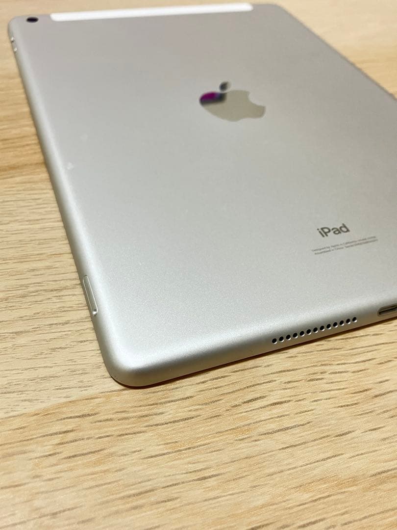 美品 バッテリー良好 iPad 第7世代 32GB Wi-Fi セルラードコモ