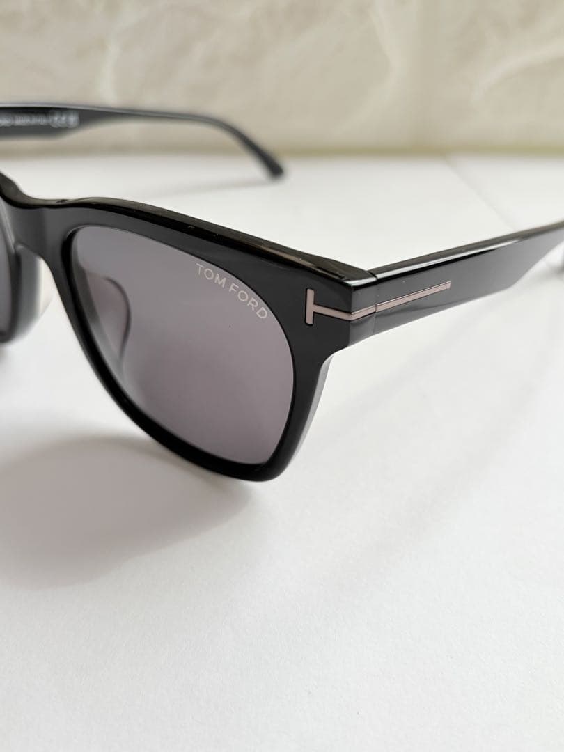 TOM FORD ブラック サングラス Brooklyn TF833-F-N