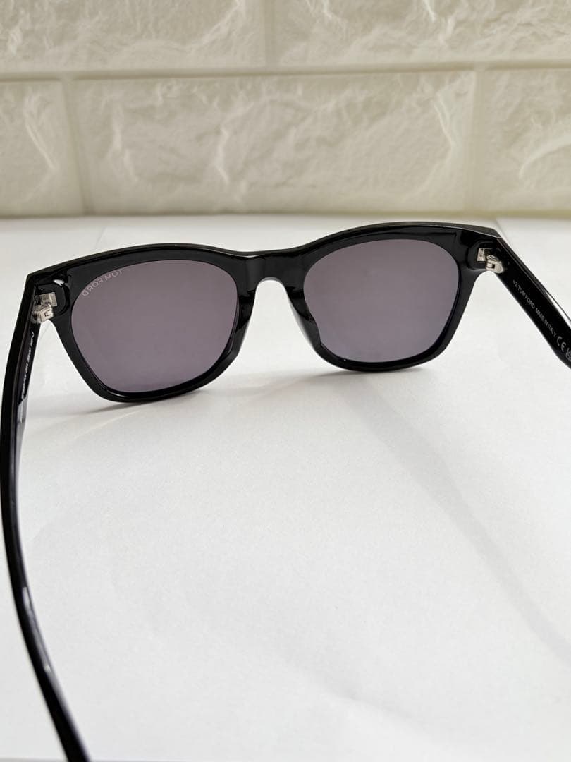 TOM FORD ブラック サングラス Brooklyn TF833-F-N
