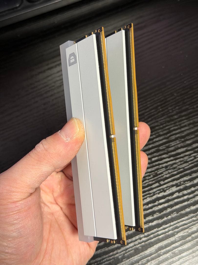 美品 DDR5-6000 CL30 32GB(16GBx2) 白