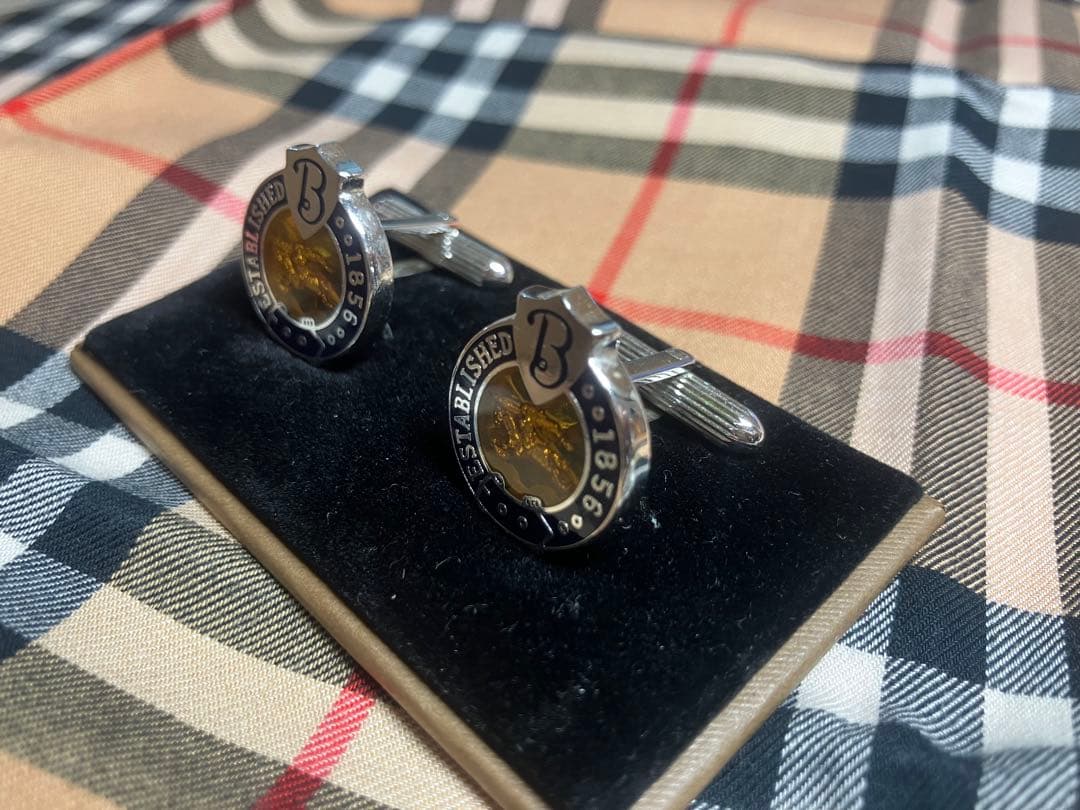 レアデザインBURBERRY シルバー カフリンクス 箱付き