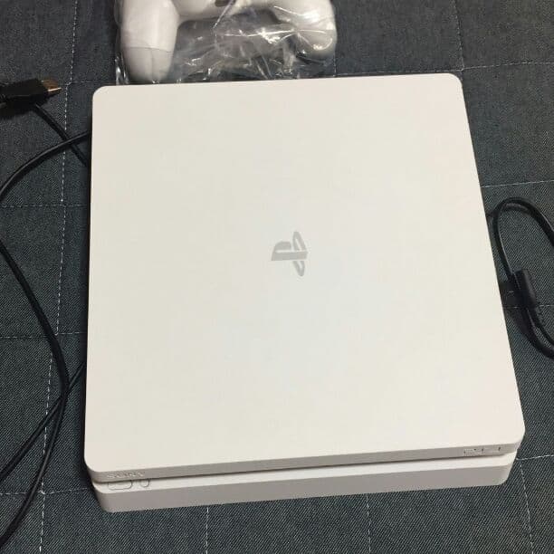 ぴのっち☆美品  PS4 本体とソフト 送料込