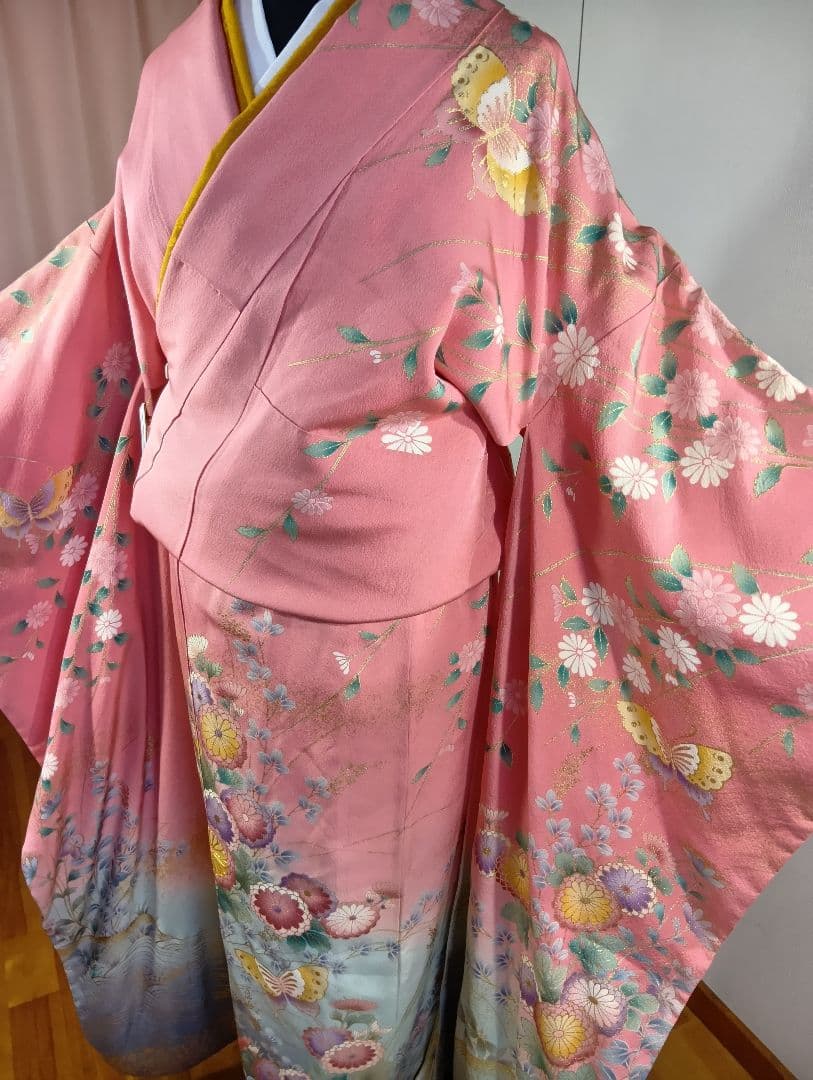 （ヤ922)☆振り袖☆ピンク 花と蝶 刺繍 金彩、金駒、 華やかな花模様