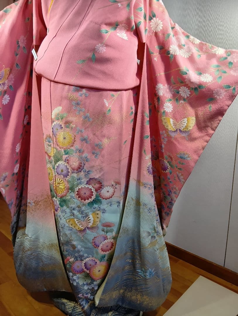 （ヤ922)☆振り袖☆ピンク 花と蝶 刺繍 金彩、金駒、 華やかな花模様