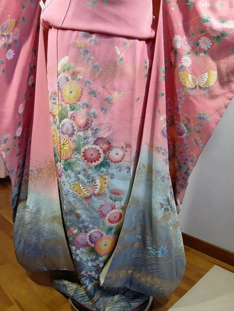 （ヤ922)☆振り袖☆ピンク 花と蝶 刺繍 金彩、金駒、 華やかな花模様