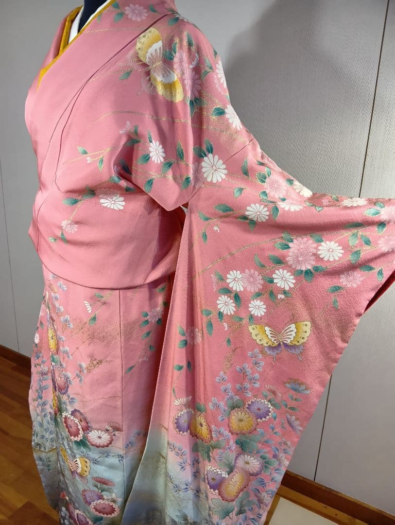 （ヤ922)☆振り袖☆ピンク 花と蝶 刺繍 金彩、金駒、 華やかな花模様