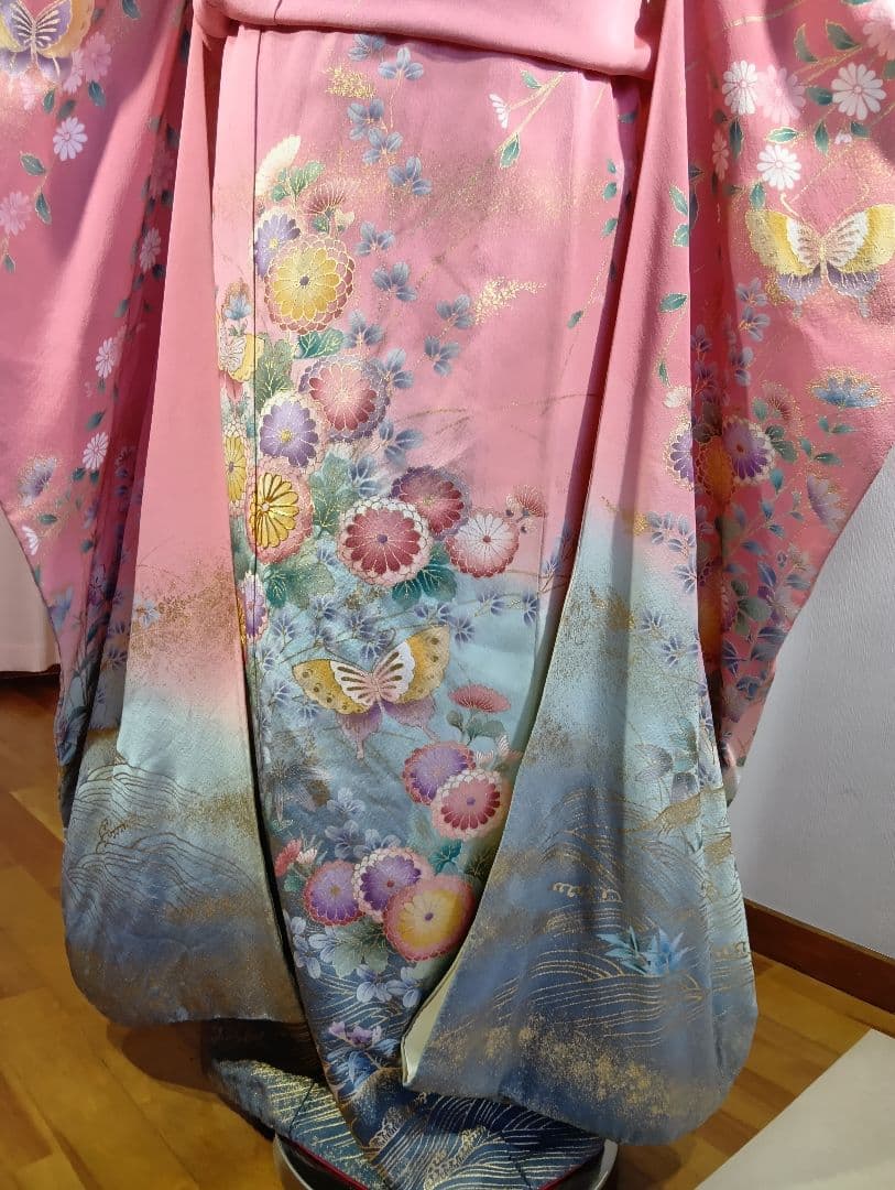 （ヤ922)☆振り袖☆ピンク 花と蝶 刺繍 金彩、金駒、 華やかな花模様