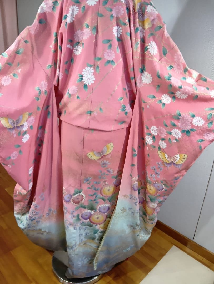 （ヤ922)☆振り袖☆ピンク 花と蝶 刺繍 金彩、金駒、 華やかな花模様