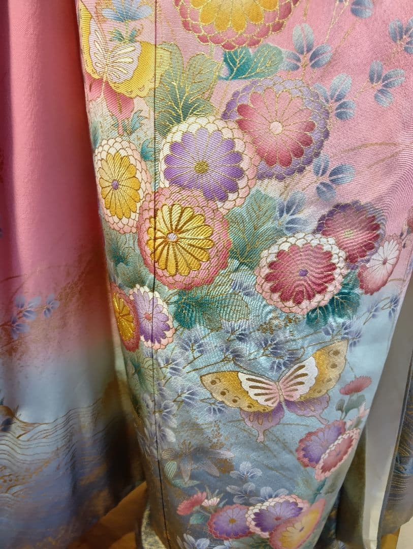 （ヤ922)☆振り袖☆ピンク 花と蝶 刺繍 金彩、金駒、 華やかな花模様