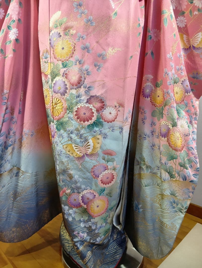 （ヤ922)☆振り袖☆ピンク 花と蝶 刺繍 金彩、金駒、 華やかな花模様