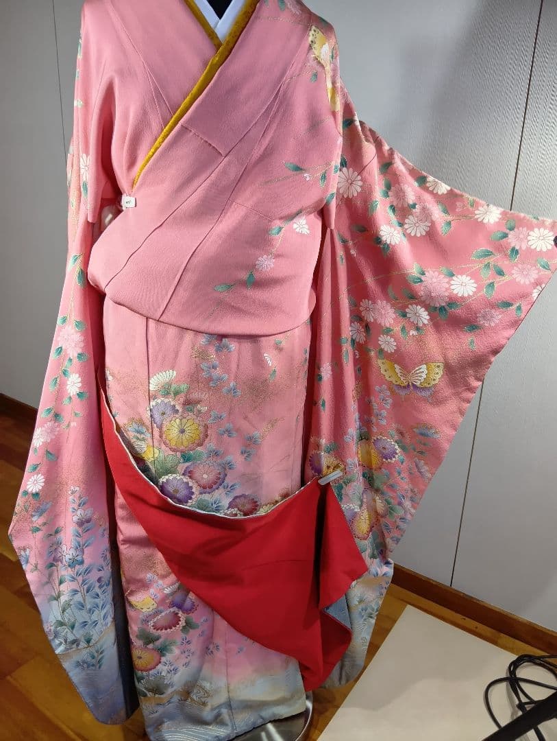 （ヤ922)☆振り袖☆ピンク 花と蝶 刺繍 金彩、金駒、 華やかな花模様