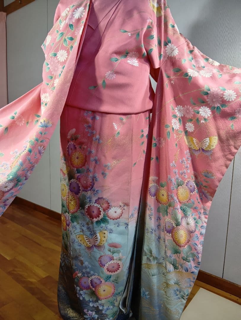 （ヤ922)☆振り袖☆ピンク 花と蝶 刺繍 金彩、金駒、 華やかな花模様