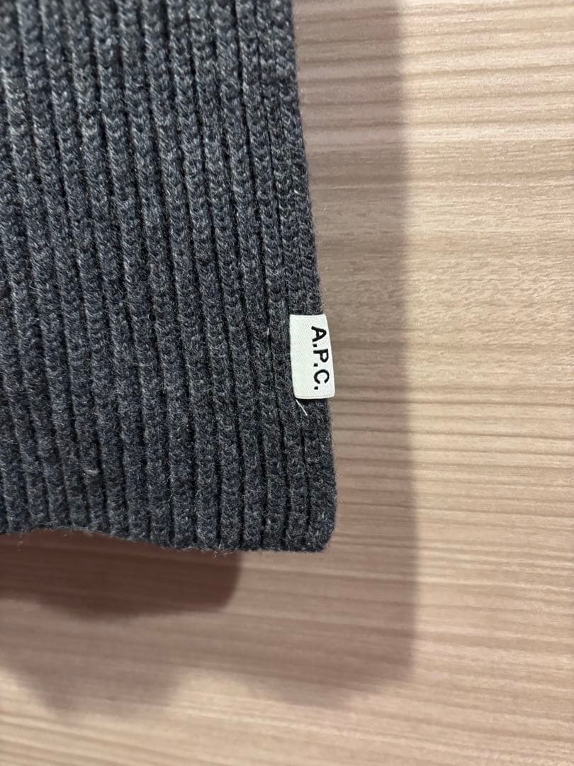 A.P.C. リブ編みニットマフラー ダークグレー