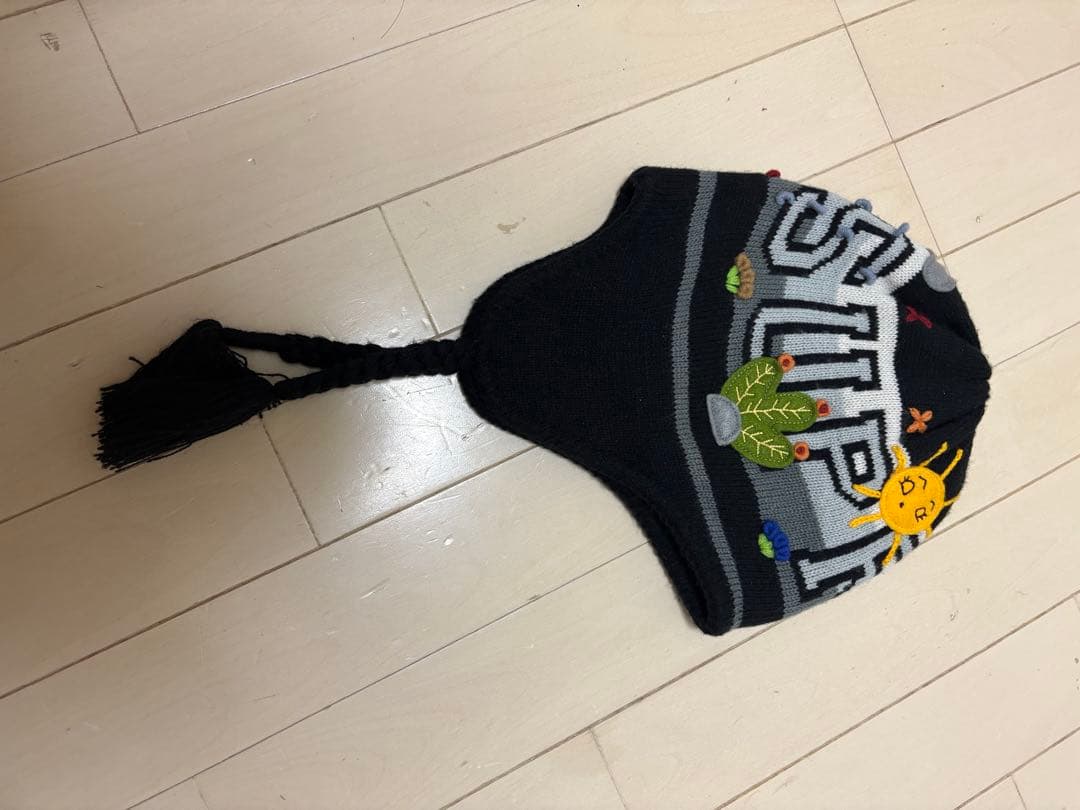 Supremeカラフル刺繍の耳あて付きニット帽