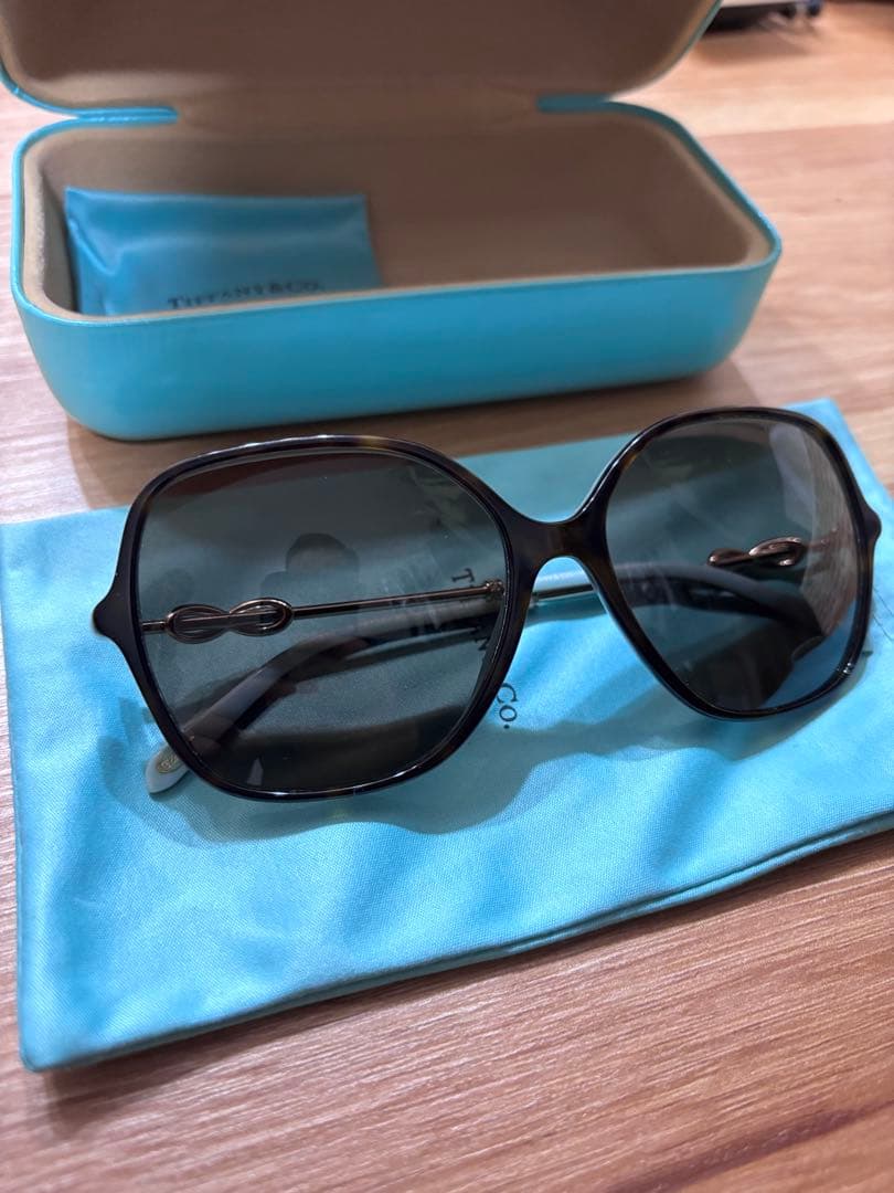 【ティファニー】Tiffany & Co. ブラックサングラス ケース付き