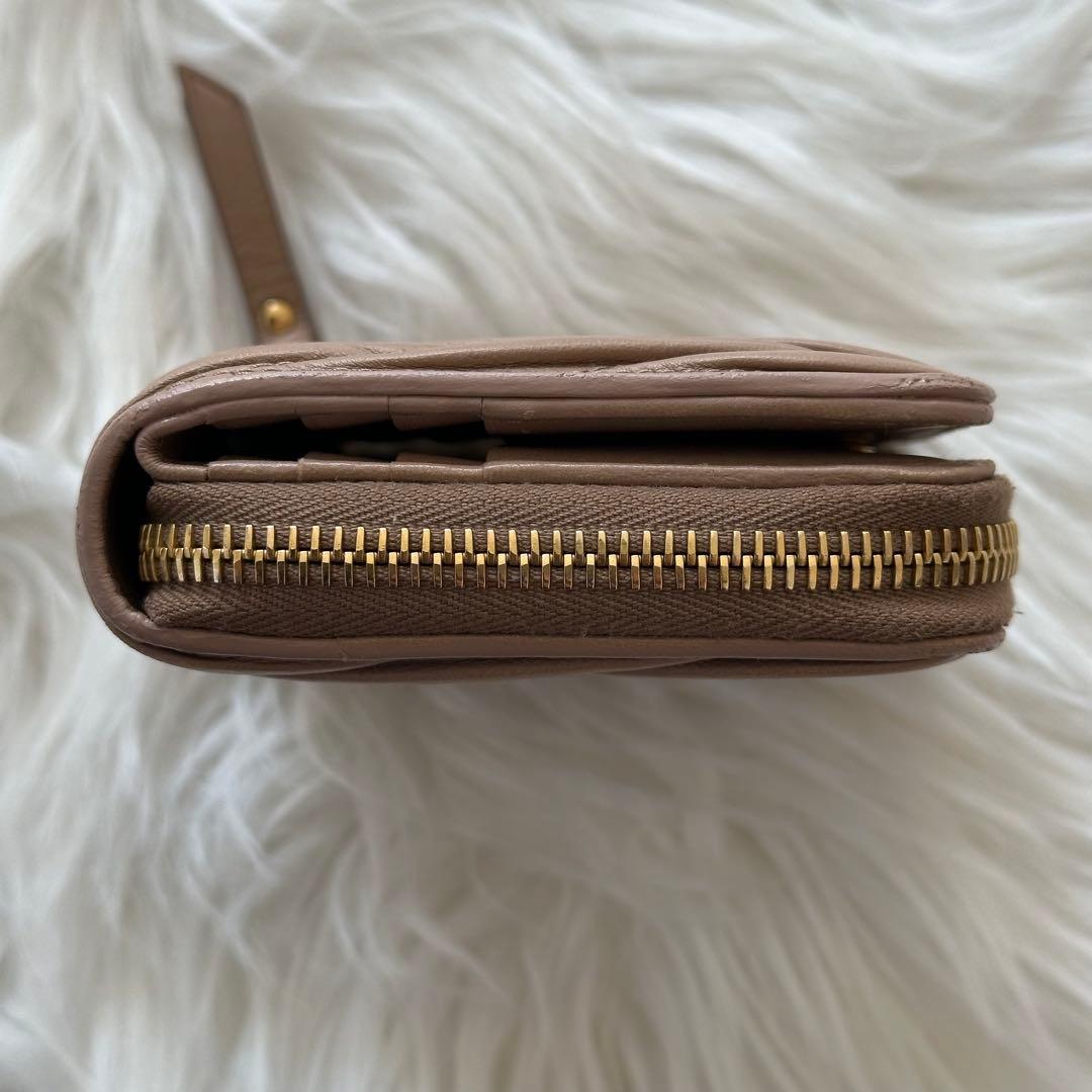 MIU MIU マテラッセ 二つ折り財布 ラウンドファスナー