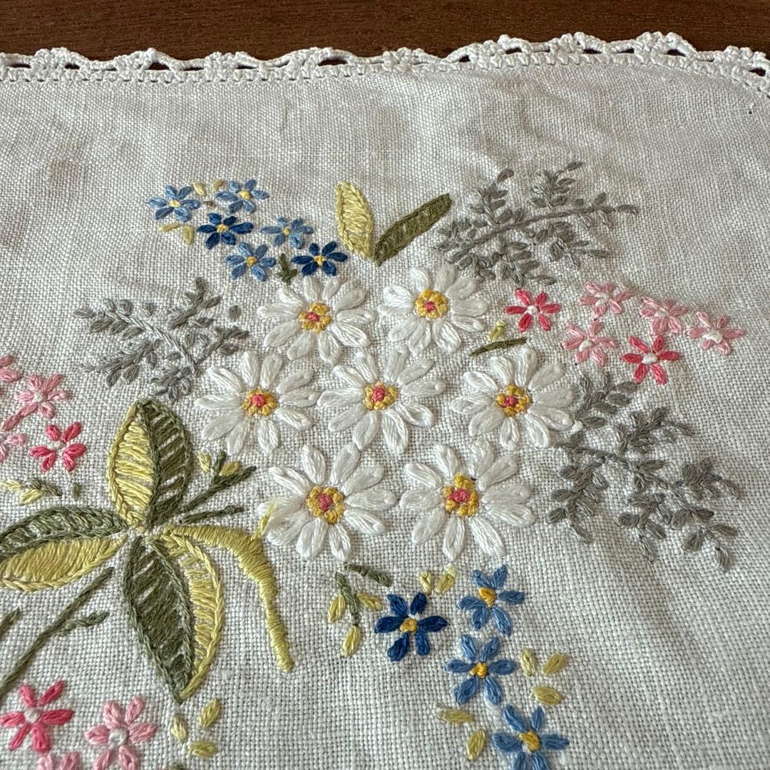 SALE❣️フランスアンティークஐ⋆*白い花柄刺繍のクロスஐ⋆*