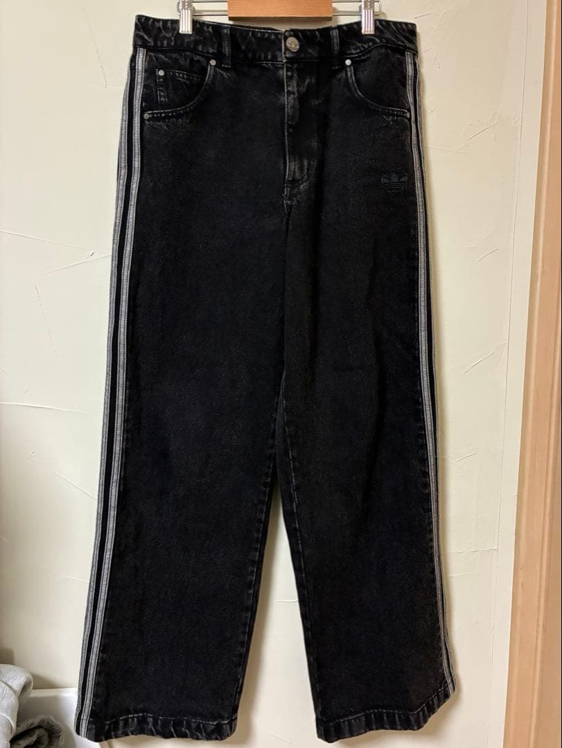 adidas アディカラーデニムスリーストライプス トラックパンツ