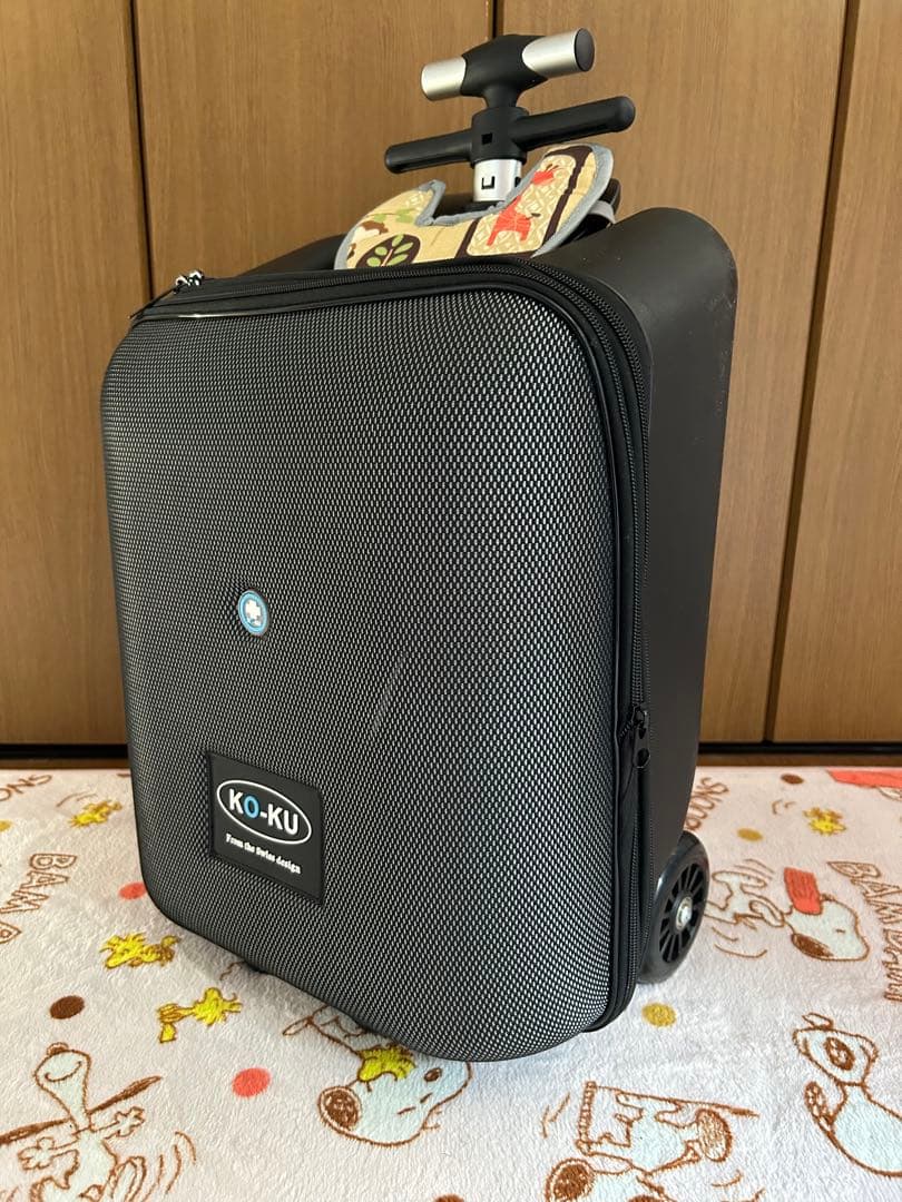 車輪付きで子供も乗れるKO-KU ブラックキャリーケース拡張機能付