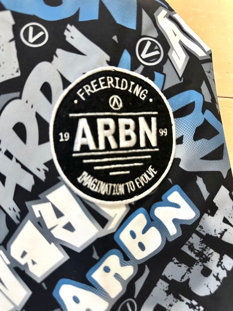 ARBN （アシックス製）　高機能スノーボードウェア　美品
