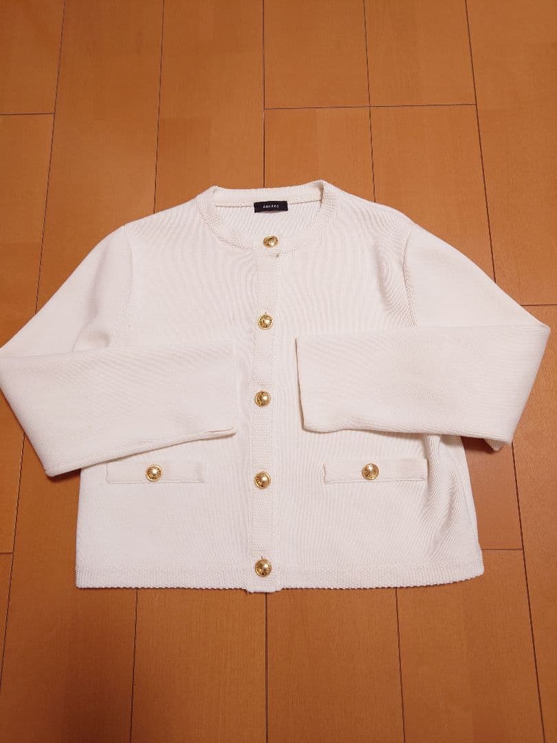 【クリーニング済】オリジナルボタンノーカラーニットジャケット　anuans