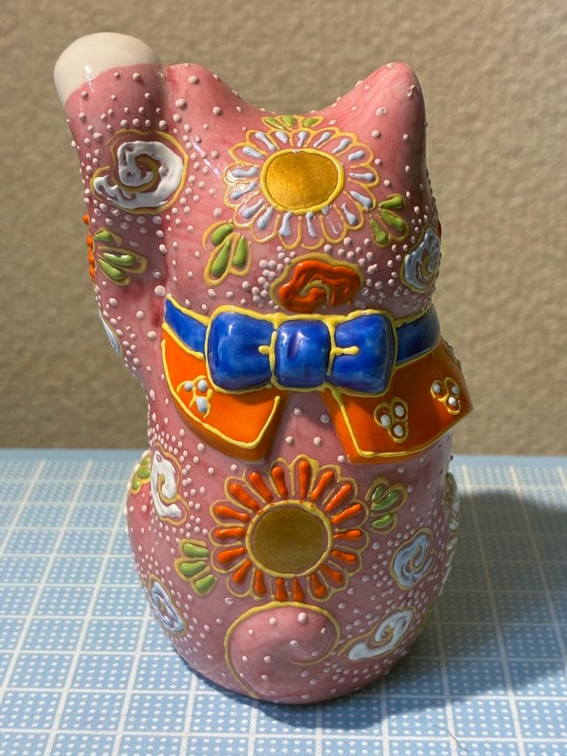九谷焼 招き猫 約10cm 盛絵付け 縁起物 恋愛運 美品
