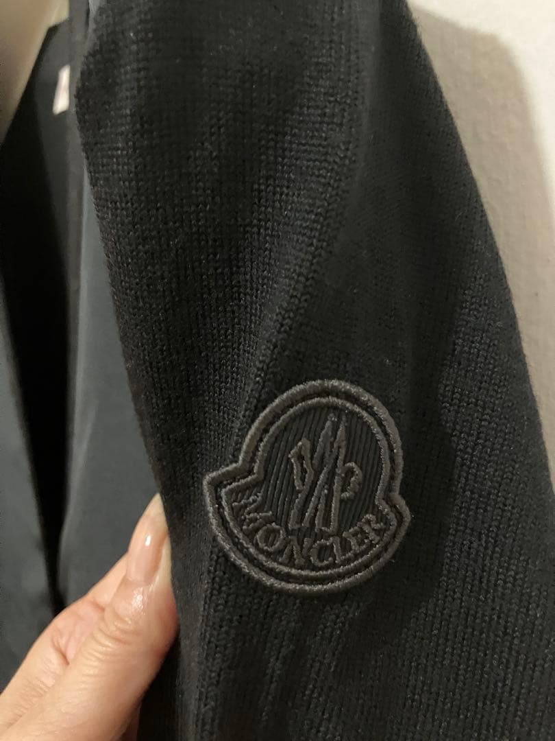 新品タグ付き　Moncler モンクレール　Vネックカーディガン