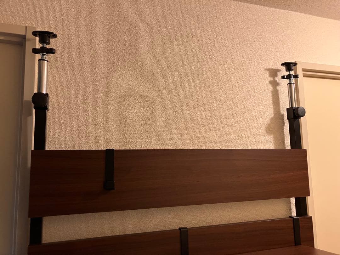壁に突っ張り棒で固定するタイプの折り畳みテーブルです。