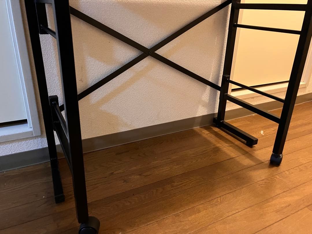 壁に突っ張り棒で固定するタイプの折り畳みテーブルです。