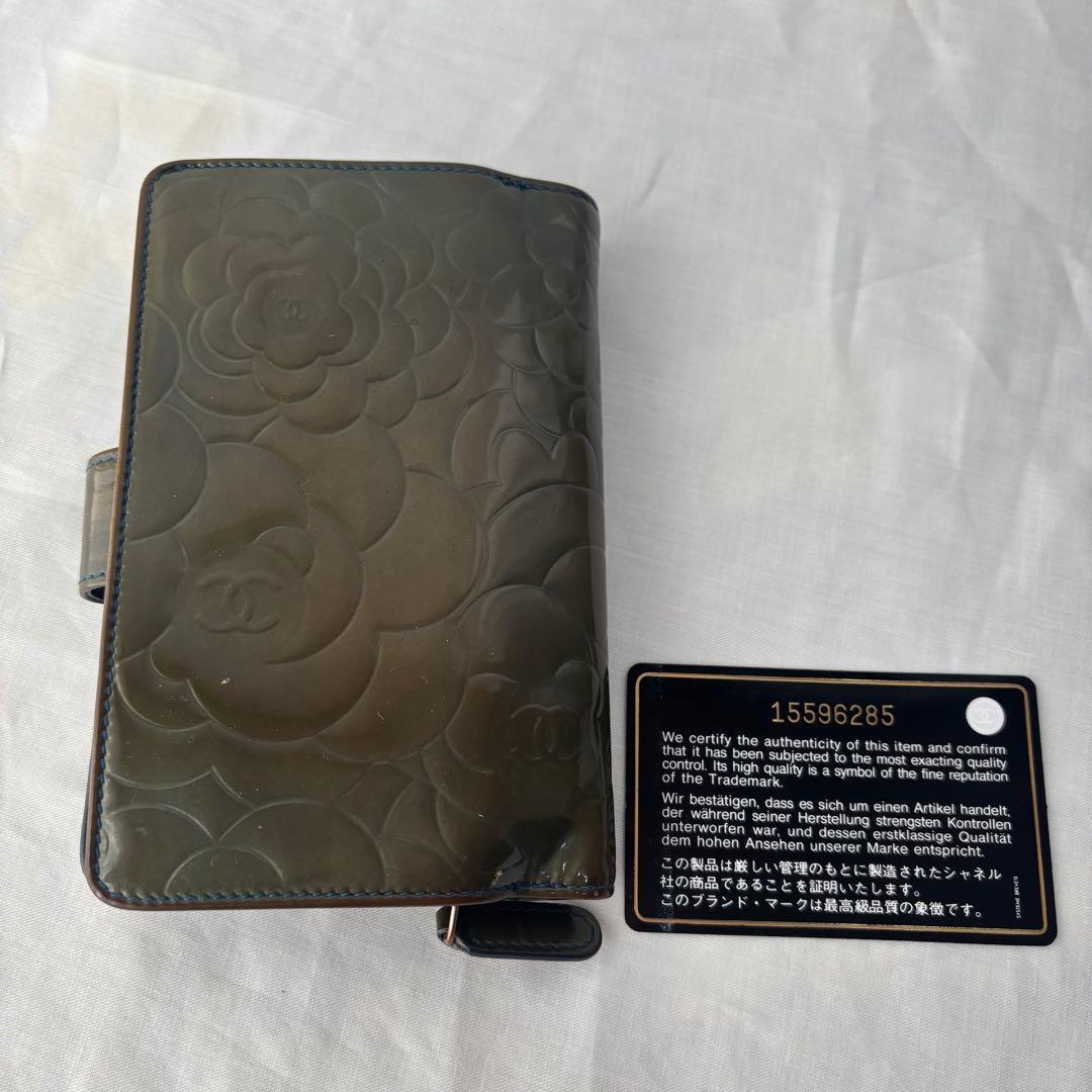 認証カード】CHANEL カメリア　折り財布 グリーン系 パテント　イタリア製