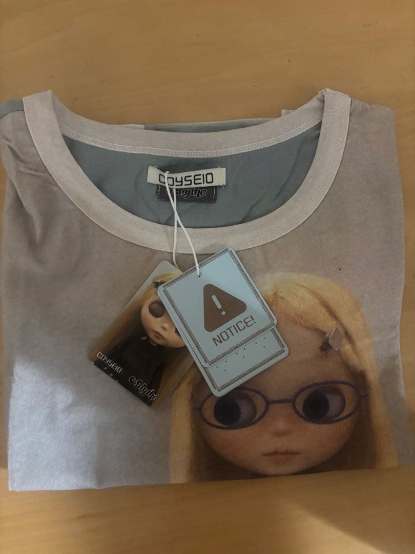 トップス COYSEIO X BLYTHE GRAPHIC T-SHIRT