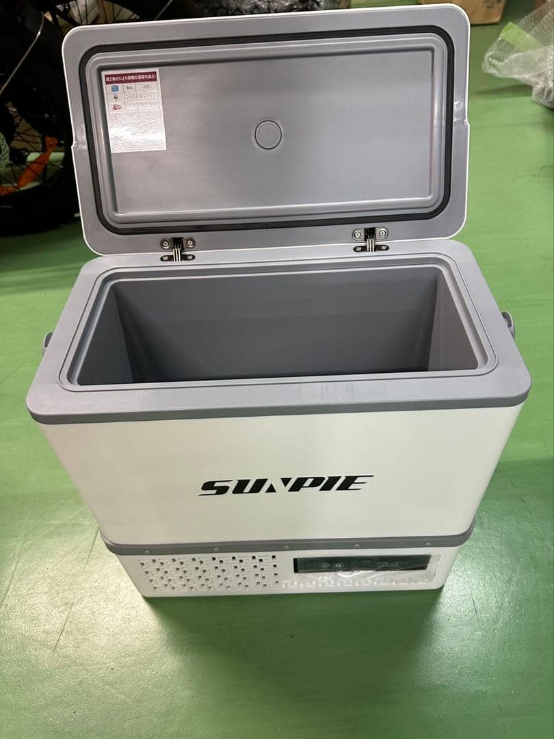 車載冷蔵庫12L -16℃～20℃ 12V/24V車に対応 AC/DC電源対応