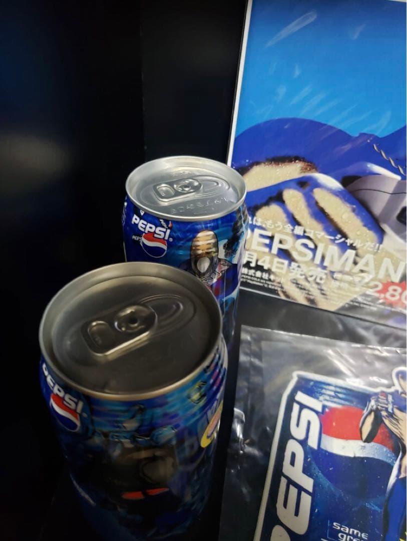 ペプシマンの缶、ステッカー、雑誌の切り抜き/バイオハザードのチラシ