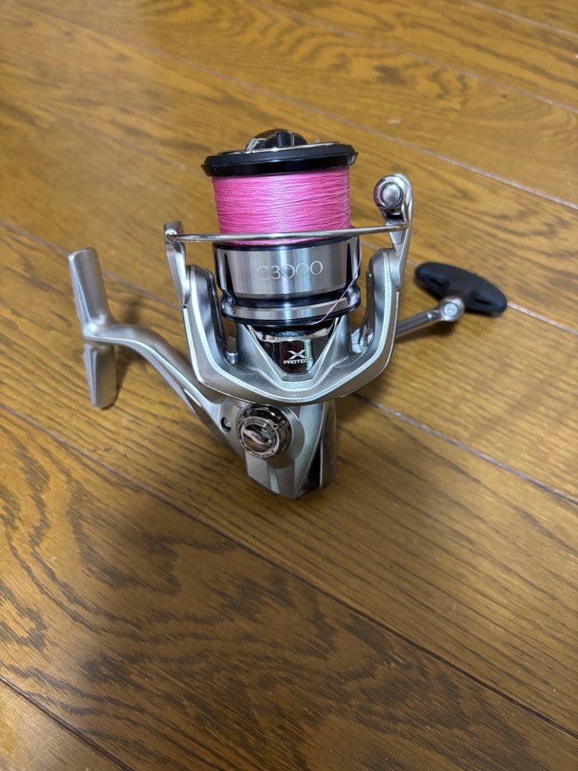 SHIMANO STRADIC C3000 スピニングリール。