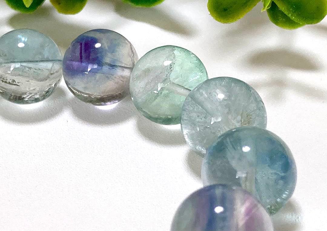 究極品質　異世界に煌めく幻想郷　虹を纏いしバイカラーフローライトの大珠ブレス