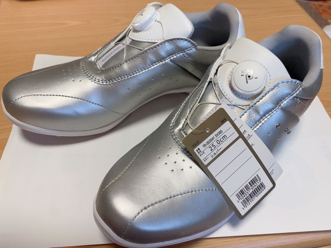 レディースゴルフシューズ　25センチ　未使用新品　シルバー　TIGORA