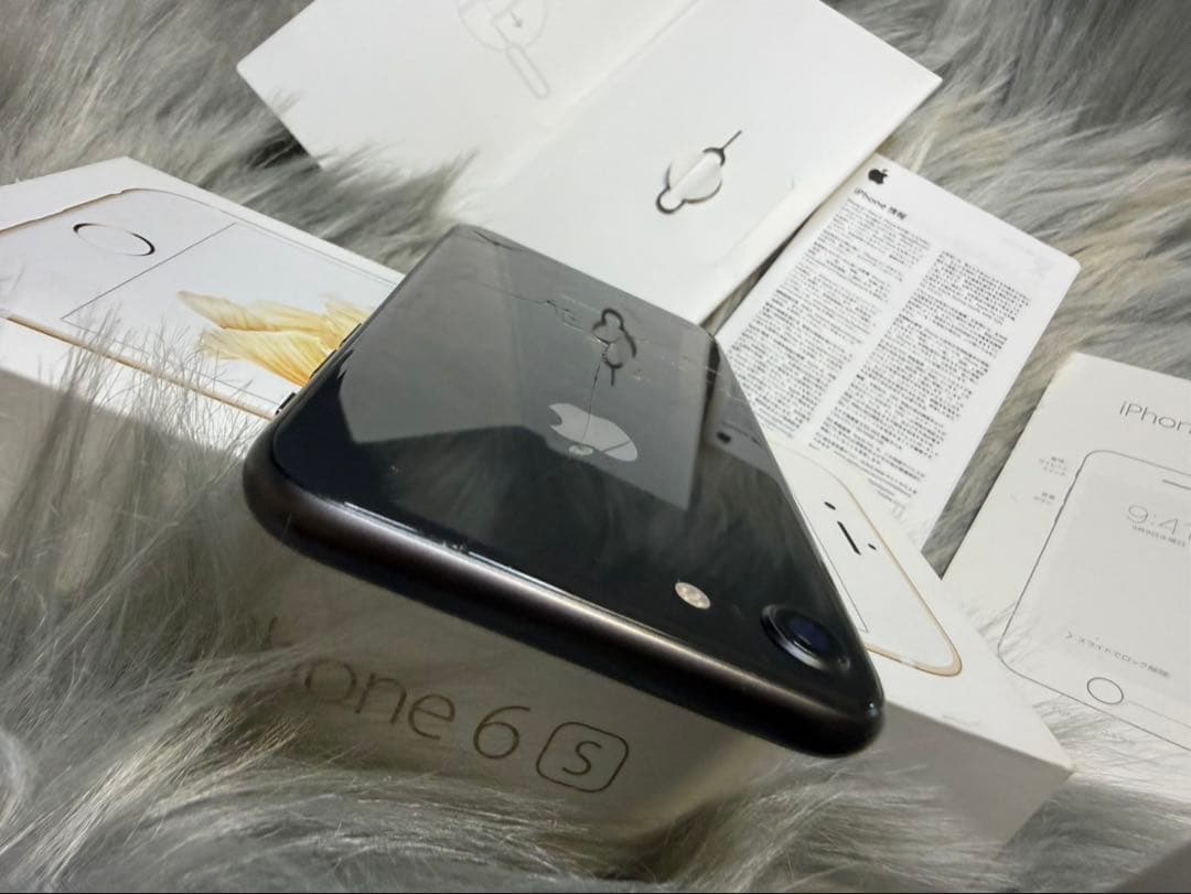 完動品 iPhone8 SIMフリー バッテリー新品 64GB 背面割れ
