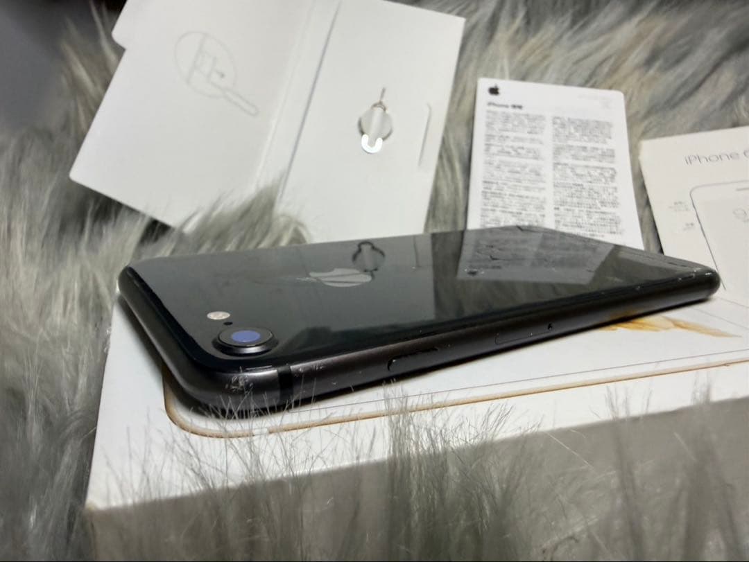 完動品 iPhone8 SIMフリー バッテリー新品 64GB 背面割れ