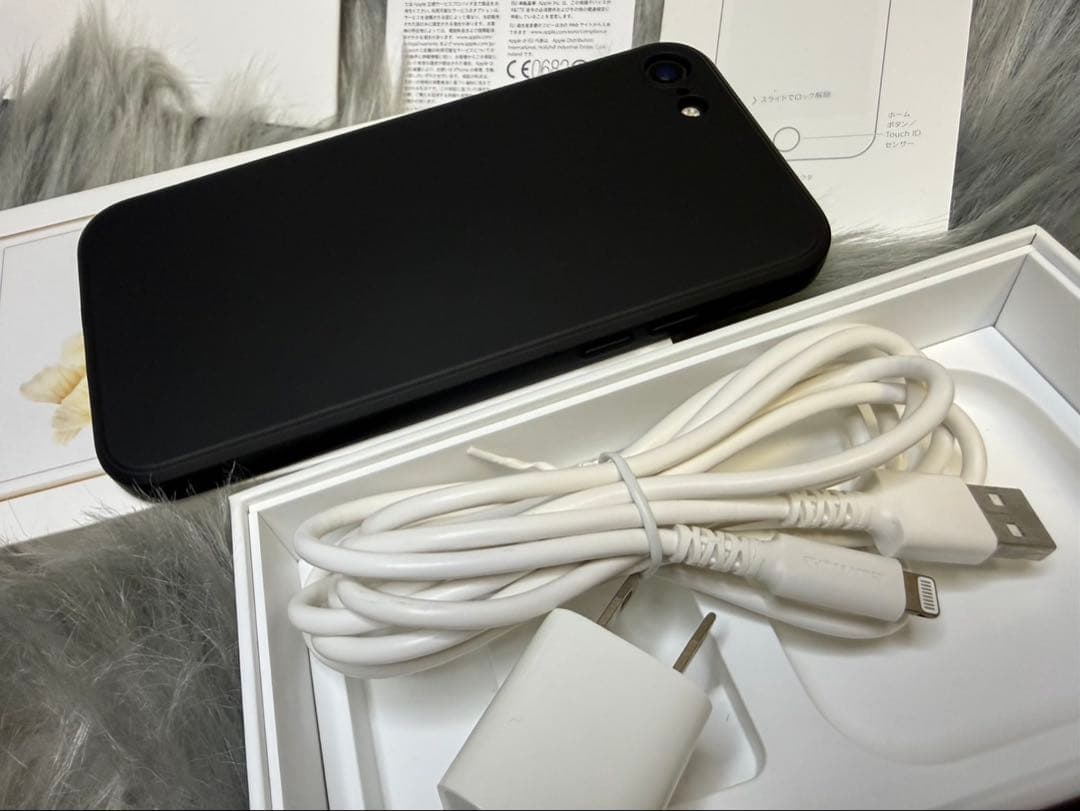完動品 iPhone8 SIMフリー バッテリー新品 64GB 背面割れ