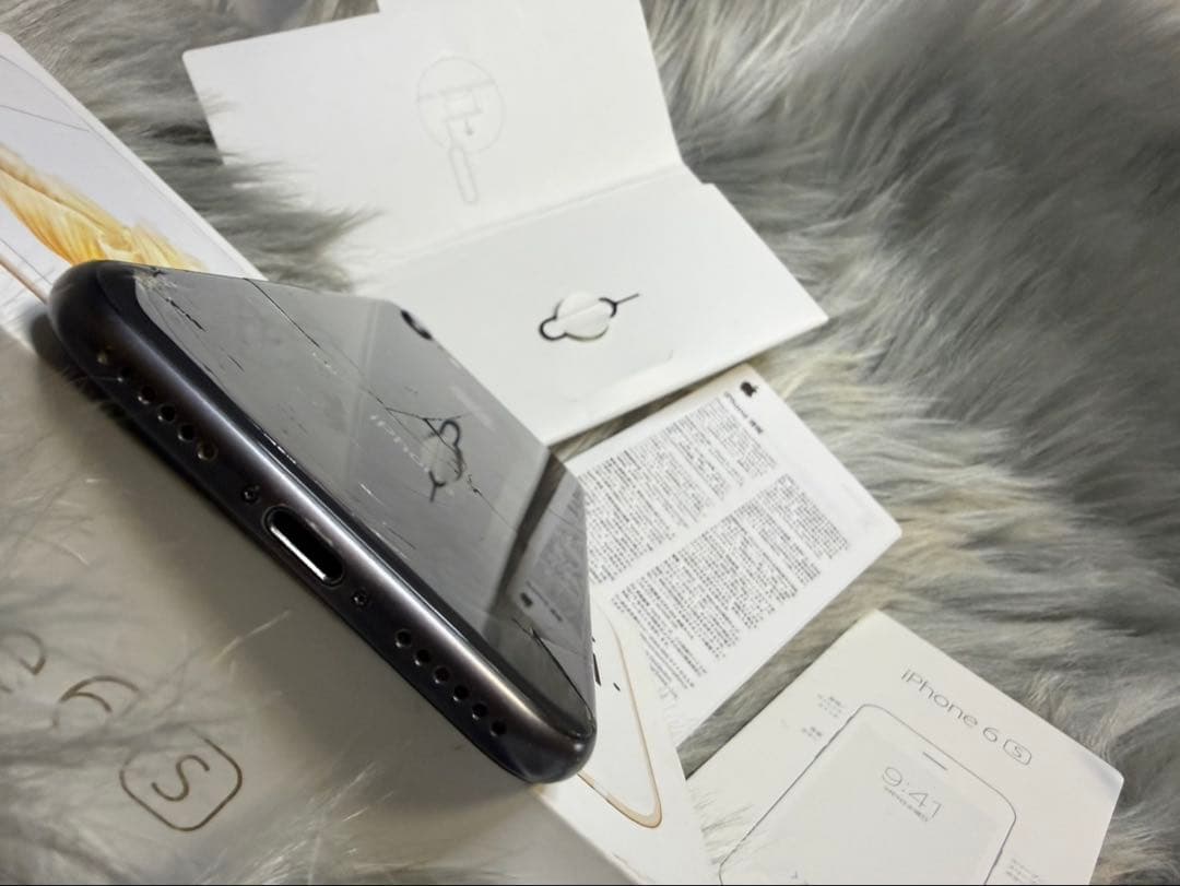 完動品 iPhone8 SIMフリー バッテリー新品 64GB 背面割れ